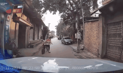 Người phụ nữ đi xe đạp điện bất ngờ thả tay lái trước đầu ô tô, tài xế hét lên đầy bất lực