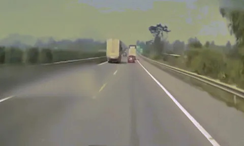Clip: Ô tô con luồn lách giữa hai xe tải và cái kết nhớ đời