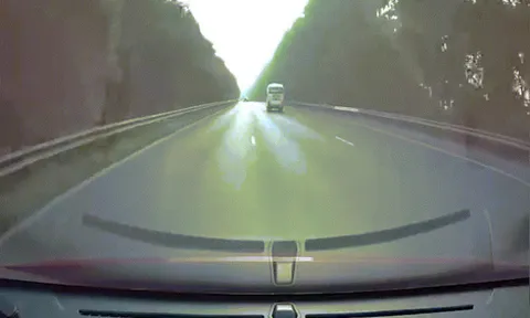 Clip: Hú hồn ô tô đi ngược chiều lao vun vút trên Đại lộ Thăng Long