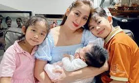 Đi làm về khuya, Khánh Thi rưng rưng khi chứng kiến hành động này các con