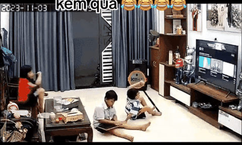 Để bé gái xem tivi cùng các bạn, phụ huynh ngớ người khi xem lại camera