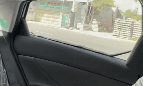 Chạy xe trên đường, tài xế giật mình phát hiện 'khách lạ' vắt vẻo bên cửa và cái kết bất ngờ