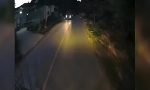 Clip: Xe máy sang đường quay ngoắt 180 độ, ô tô đánh lái phanh cháy bánh