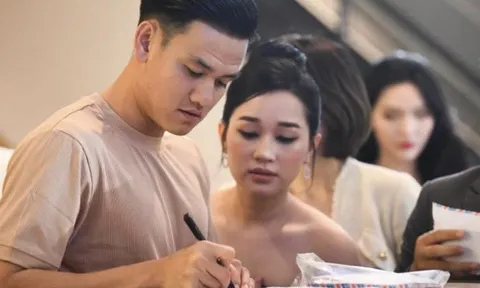 Hé lộ số tiền Hồ Tấn Tài mừng cưới Đoàn Văn Hậu