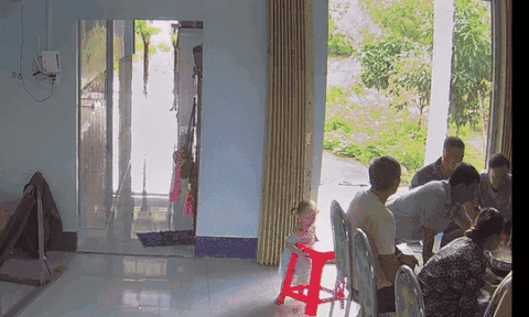 Đang ăn cơm người đàn ông đột nhiên ngã kềnh ra đất, nhìn 'kẻ chủ mưu' ai nấy liền bật cười