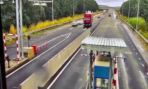 Clip: Pha chuyển làn tai hại của bác tài xe tải