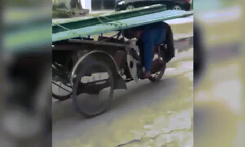 Clip: Nằm lái xe khi chở tôn, thanh niên gây choáng váng trên đường