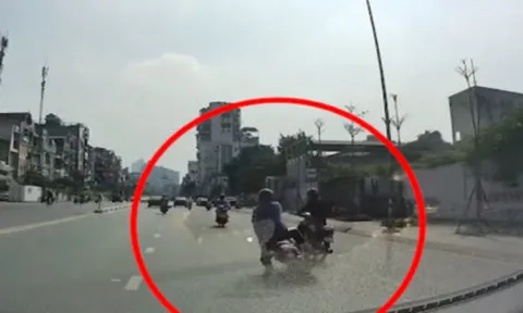 Clip: Thót tim xe máy ngã ra đường suýt va chạm ô tô trong gang tấc