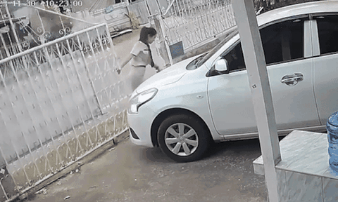 Đóng cửa cổng, cô gái liền 'đứng tim' với diễn biến bất ngờ sau đó