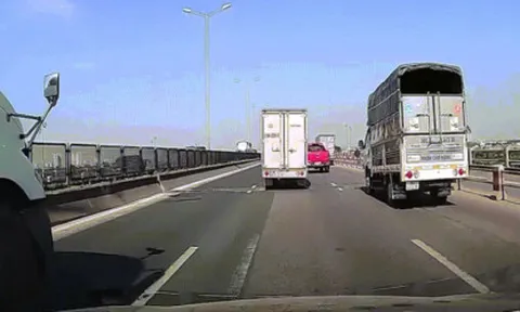Clip: Tài xế mất tập trung đâm thẳng đuôi xe tải đỗ trên đường