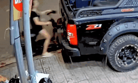 Cô gái đâm vào ô tô ở ven đường do vừa lái xe vừa dùng điện thoại, phản ứng sau đó càng gây chú ý hơn