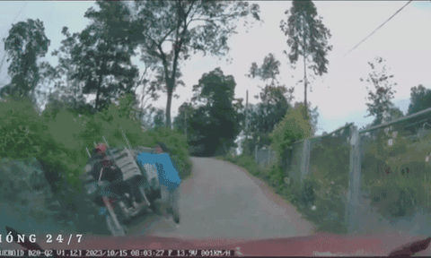 Đi vào con đường hẹp, tài xế ô tô dở khóc dở cười với màn nhường đường của xe ba gác