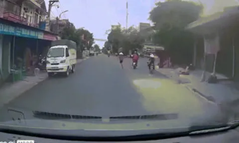 Clip: Thanh niên đi bộ giữa đường bị ô tô đâm văng xa vài mét