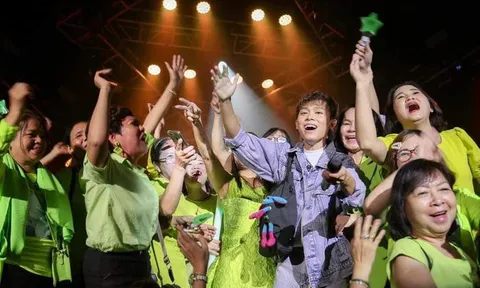 Hồ Văn Cường hát nhạc Ngọc Sơn, rủ rê khán giả lên sân khấu quậy tưng bừng