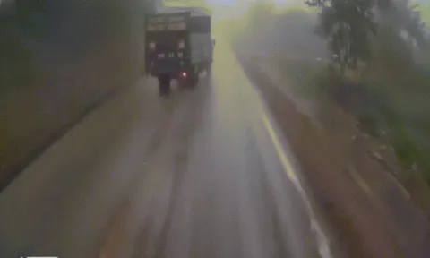 Clip: Không giữ khoảng cách xe Santa Fe húc đầu ô tô ngược chiều