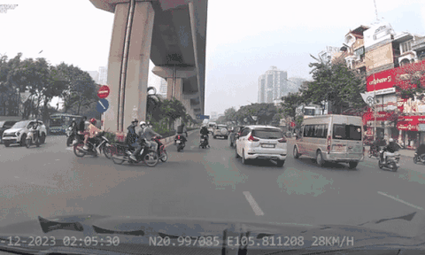 Húc ngã người phụ nữ, thanh niên thản nhiên phóng xe bỏ đi gây phẫn nộ dư luận