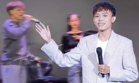 Hồ Văn Cường xuất hiện tập nhạc cùng một nữ ca sĩ trên sân khấu, diện mạo khác hẳn với lúc đi hát