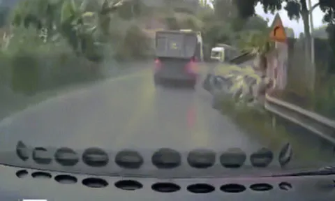 Clip: Đường trơn xe ben ôm cua văng đuôi vào đầu ô tô ngược chiều
