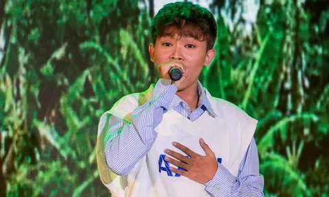 Hồ Văn Cường diện đồ đúng tuổi, hát nhạc trẻ trong đêm diễn: Khán giả phản ứng thế nào?