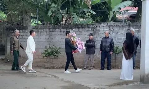 Quang Hải bảnh bao, lái xế hộp sang nhà Chu Thanh Huyền trong ngày dạm ngõ