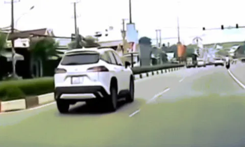 Clip: Dừng đèn tín hiệu Toyota Cross bị xe tải đâm biến dạng phía sau