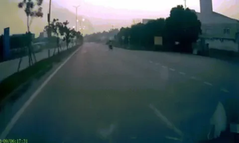 Clip: Hết hồn xe đạp chuyển làn không nhìn, ô tô phanh cháy lốp từ xa