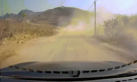Clip: Hú hồn thanh niên xuất hiện trước đầu ô tô sau pha thổi bụi làm đường