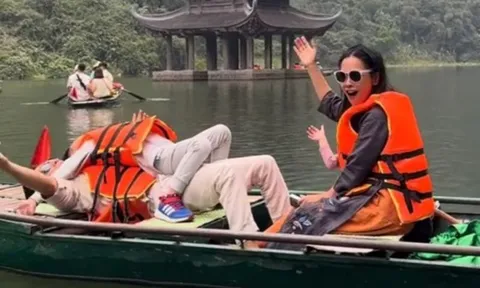 Nữ ca sĩ khoe giọng hát vang cả dòng sông trong lúc đi thuyền, dân mạng: 'Chị giấu bình oxi ở đâu?'