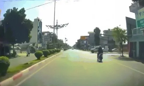Clip: Khó hiểu xe máy đâm trúng ô tô sang đường như chỗ không người