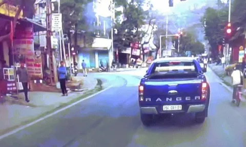 Clip: Thót tim cụ ông lái xe bán tải loay hoay mãi không đi qua đèn giao thông