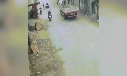 Clip: Xe ba gác đánh võng khiến xe máy đâm trực diện rồi lộn nhào trên không