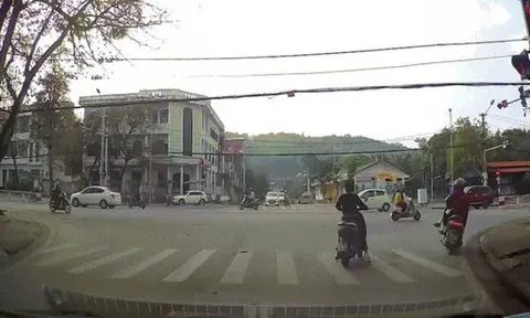 Clip: Người phụ nữ thản nhiên vượt đèn đỏ rồi gây họa cho xe máy khác