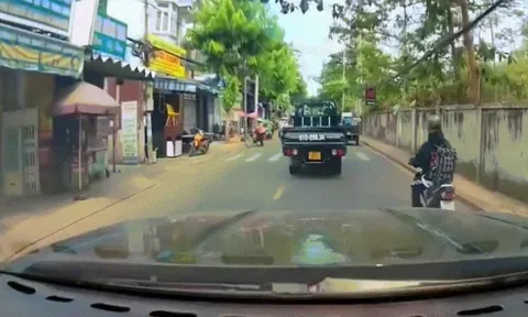 Clip: Thót tim người phụ nữ đi xe máy trượt ngã trước đầu ô tô
