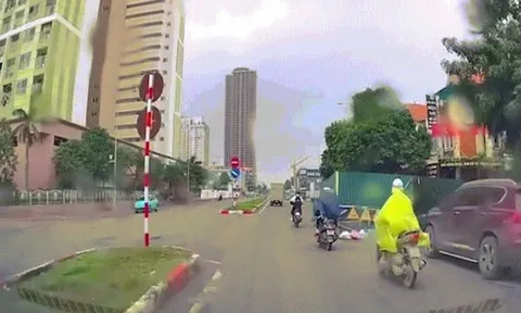 Clip: Giật mình xe máy đi ngược chiều phóng nhanh như cơn gió