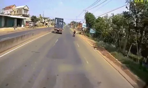 Clip: Hú hồn xe máy lao thẳng vào hàng rào bên đường tránh container rẽ phải