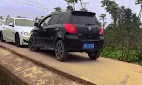 Clip: Hú hồn phong cách nhường đường của chị em Ninja lên tầm cao mới