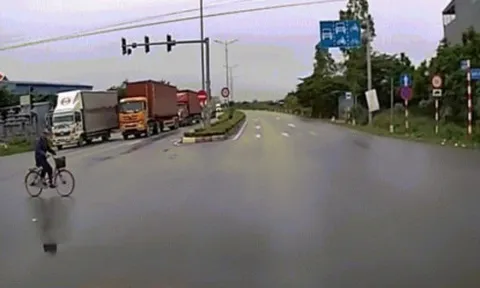 Clip: Thót tim cụ ông nhảy khỏi xe đạp tránh xe bán tải đâm trực diện