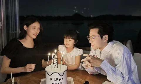 Trương Mỹ Nhân nắm chặt tay chồng, thấm mệt khi sinh con lần hai