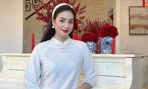 Hoa hậu Phạm Hương mặc áo dài đón Tết ở trời Tây, đeo trang sức kín tay kín cổ