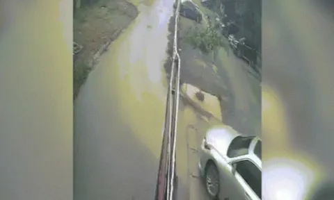 Clip: Chạy xe máy như mơ ngủ, thanh niên phi thẳng vào ô tô