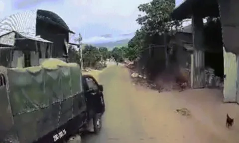 Clip: Fast & Furious phiên bản Việt, lật nghiêng suýt đè xe máy bên đường
