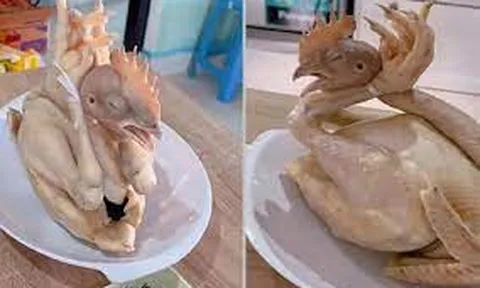 Cô gái luộc gà cúng theo kiểu cánh phượng nhưng ai cũng thấy... lạ lắm