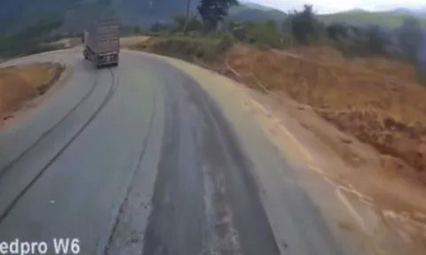 Clip: Ô tô kéo rơ moóc lao như "tên bắn", tránh va chạm container rồi lật nghiêng