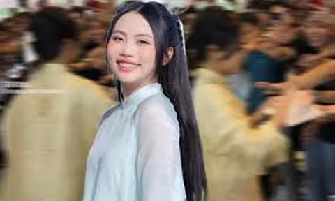 Phương Mỹ Chi bị hàng trăm khán giả vây kín sau đêm diễn, có hành động ghi điểm
