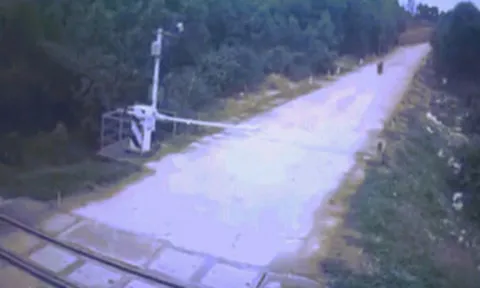 Clip: Tông trúng rào chắn, người đàn ông may mắn tránh tàu đâm phải