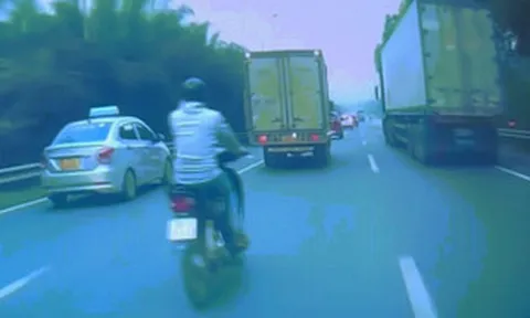 Clip: Đánh võng trên cao tốc, thanh niên có hành động lạ