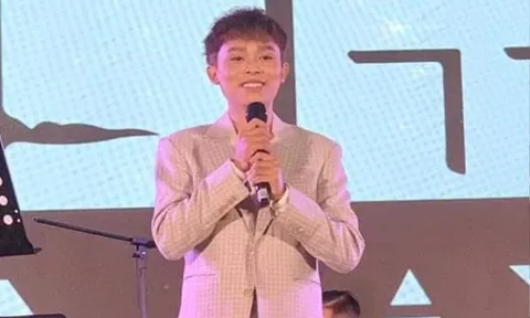 Hồ Văn Cường chạy show Tết, khán giả liên tục lên sân khấu tặng lì xì
