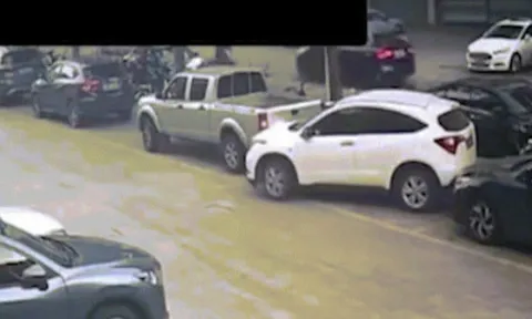 Clip: Pha đỗ xe “cục súc” của nam tài xế với ô tô bán tải