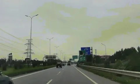 Clip: Hú vía xe đạp cắt ngang ô tô sang đường như chỗ không người