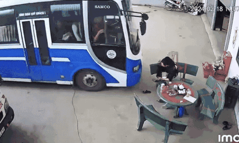 Đang ngồi bấm điện thoại, nam thanh niên gặp tình huống không ngờ đến